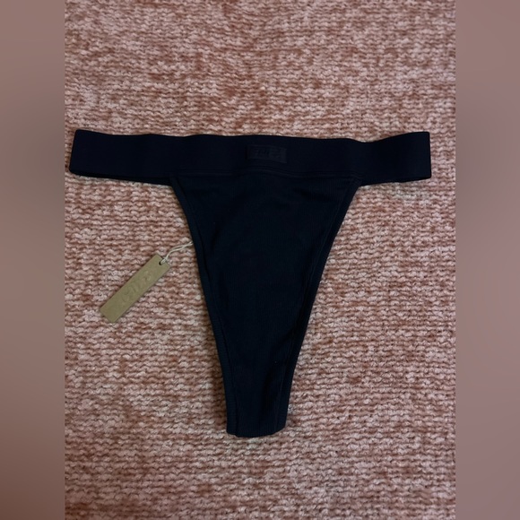 SKIMS by Kim K thong - Picture 2 of 3